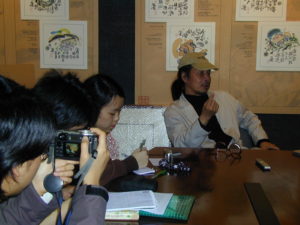 訪問期間，校記除了仔細筆錄外，亦拍下阿虫說話時的表情及神態。
