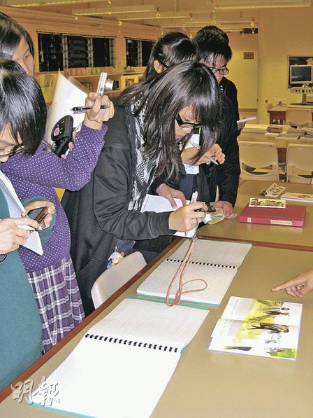 跟主流學校一樣，心光學校設有圖書館，每本書均有印刷版、聲音版及點字版。不過一本薄薄的書變成點字版後，則變成兩大冊。（梁以祈、傳媒teen使 李欣嬨攝）