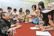 校記圍倪匡踴躍發問，倪匡亦非常樂意回答，氣氛像閒話家常般和諧。