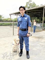 一級農林督察蔡嘉輝與偵緝犬Max已經一起工作了兩年。（校記林希昕攝）