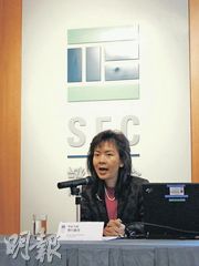 證監會對外事務科總監黎何蘊瑩手舉宣傳單張，勸諭市民明智投資，學「問」為先。