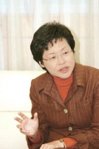 面對校記尖銳的提問，林太從容不迫的作答。