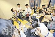 邱騰華身為環境局長，平日生活、工作也實踐環保，如他工作桌下會放兩個膠箱，一個用作放置垃圾，另一個則用來放置可回收的廢紙。