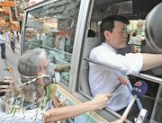停車熄匙立法曾惹爭議，去年7月，邱騰華應邀試搭熄匙排隊等客的小巴，體驗司機炎夏沒冷氣的感受，其間環保組織成員帶?防毒面具趕至，提醒他要打開窗。