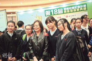 活動花絮﹕開學禮完結後，校記紛紛與嘉賓之一行政會議成員胡紅玉（中）合照。