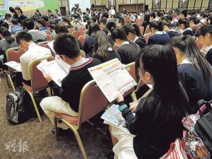 活動花絮﹕校記在開學禮開始前，翻閱第17屆校記活動紀念冊與得獎作品報道，欣賞一番。