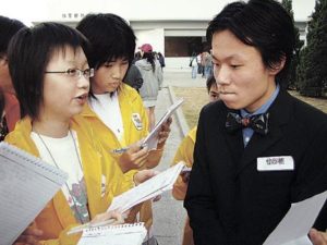 迎新營當天重演《明報》炸彈案後特首曾蔭權探訪受傷員工的情景。一眾校記圍「翻版特首」，追問他對事件的看法，當「翻版特首」要離開時，校記更追至門外，十分投入。